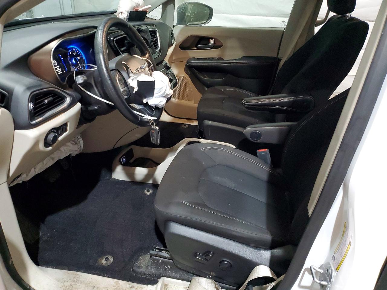 2021 CHRYSLER VOYAGER LX photo 25