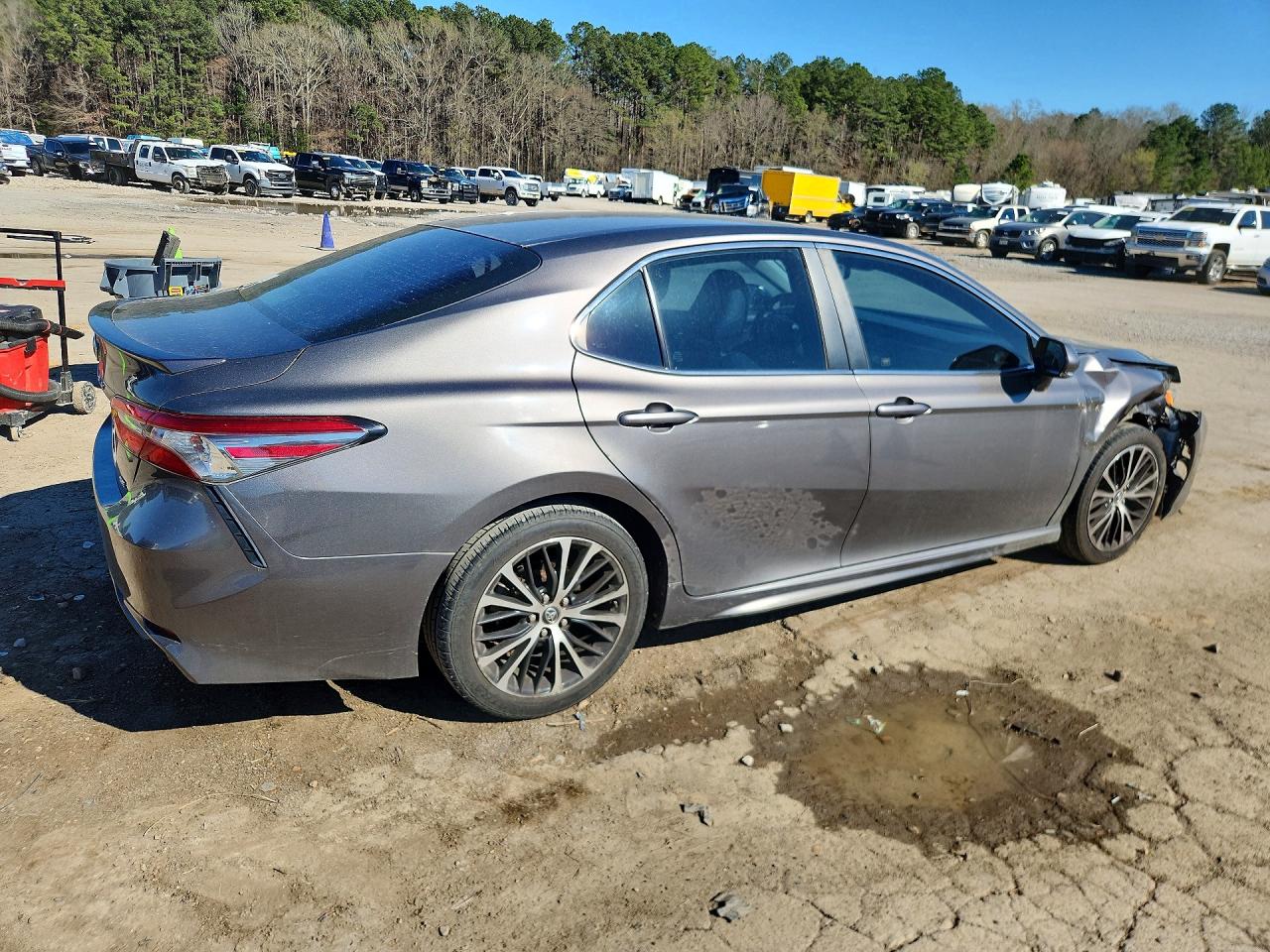 2018 TOYOTA CAMRY SE photo 3
