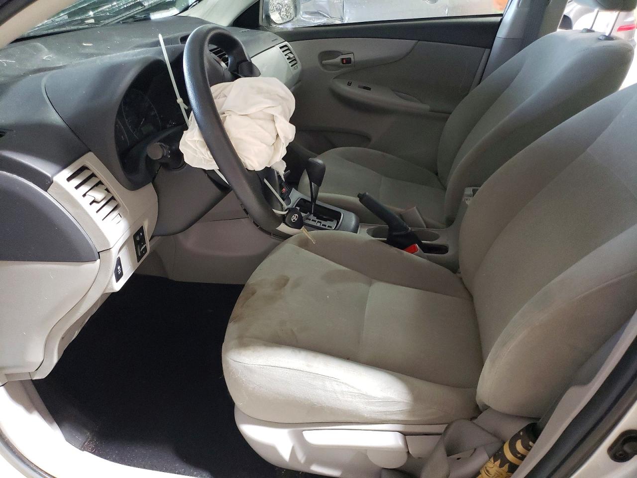 2013 TOYOTA COROLLA L photo 19