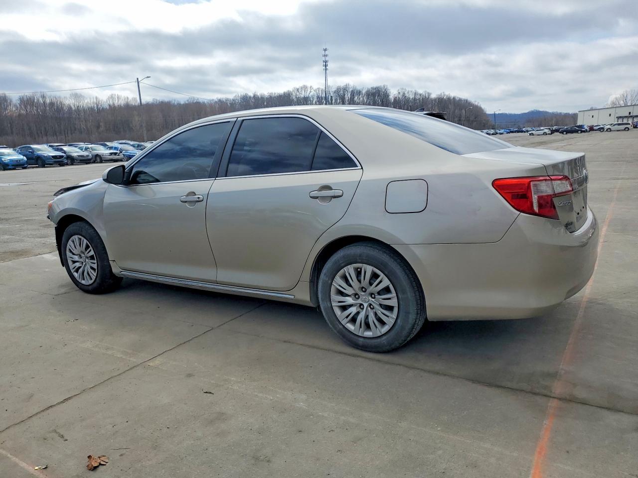2013 TOYOTA CAMRY LE photo 3