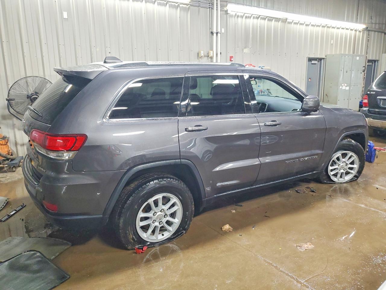 2020 JEEP GRAND CHEROKEE LAREDO photo 3
