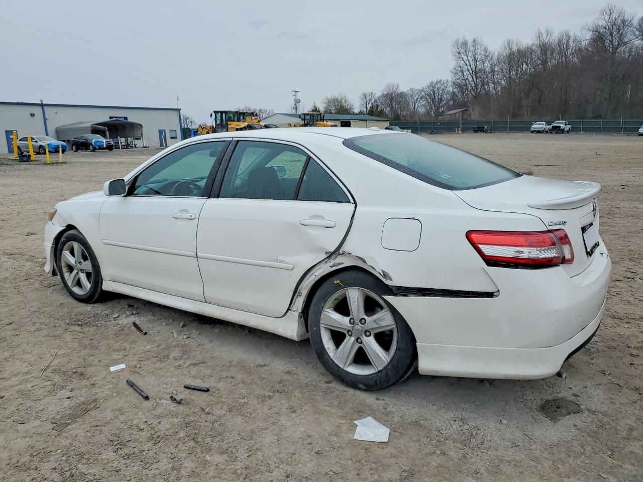 2011 TOYOTA CAMRY SE photo 3