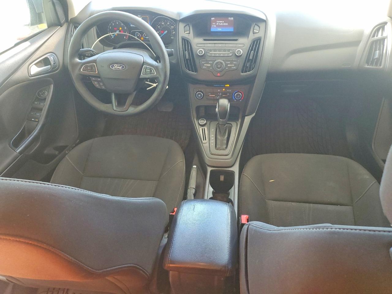 2017 FORD FOCUS SE photo 8