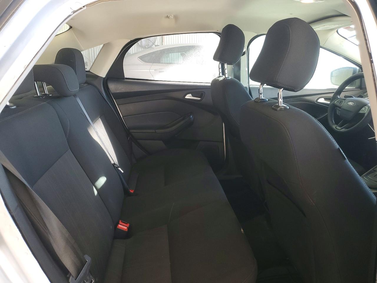 2017 FORD FOCUS SE photo 10