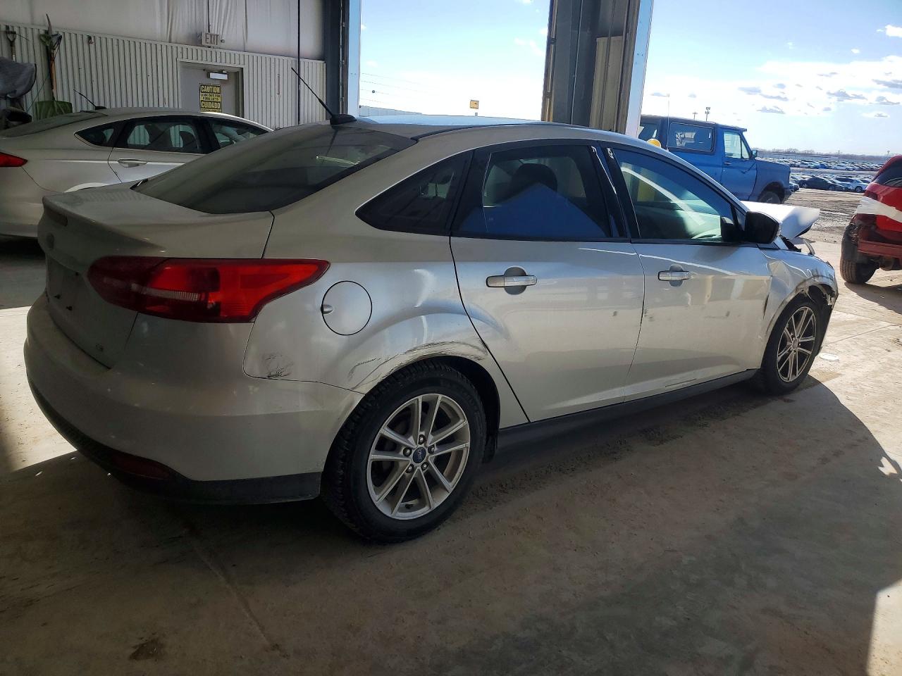 2017 FORD FOCUS SE photo 3