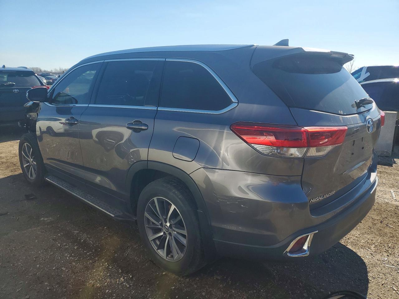 2019 TOYOTA HIGHLANDER XLE photo 3