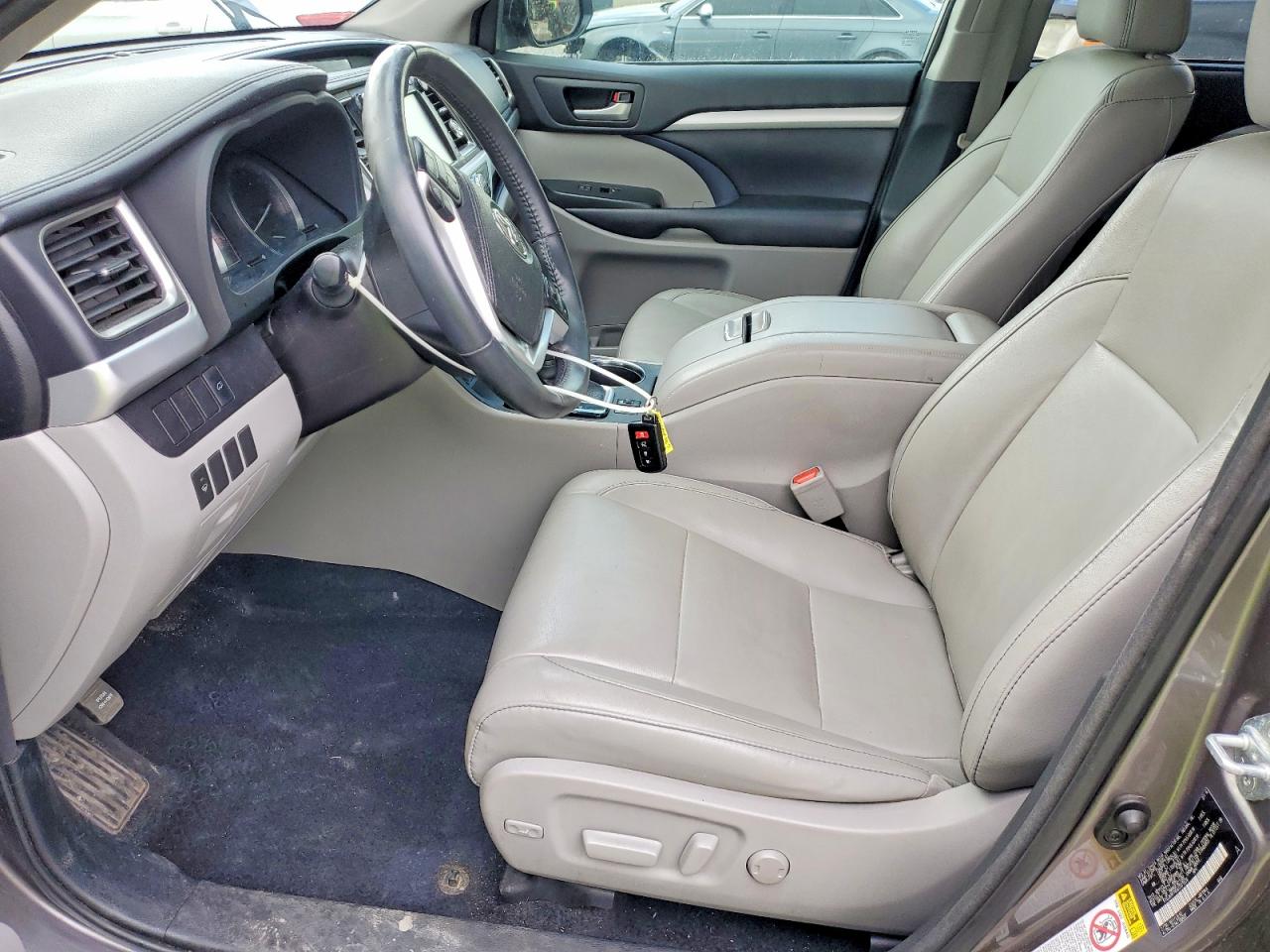2016 TOYOTA HIGHLANDER XLE photo 13