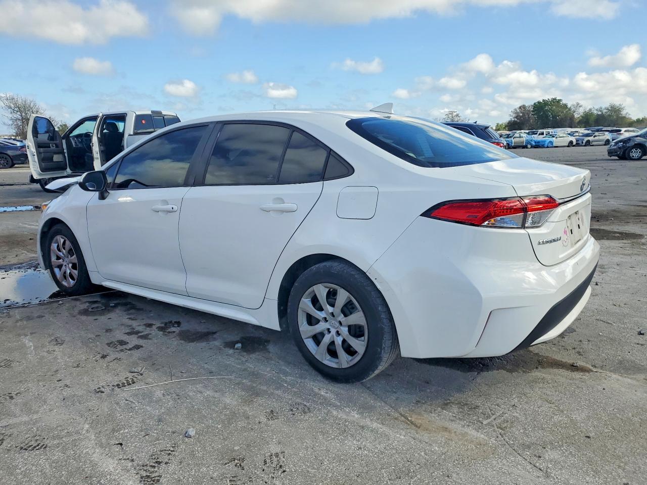 2022 TOYOTA COROLLA LE photo 3