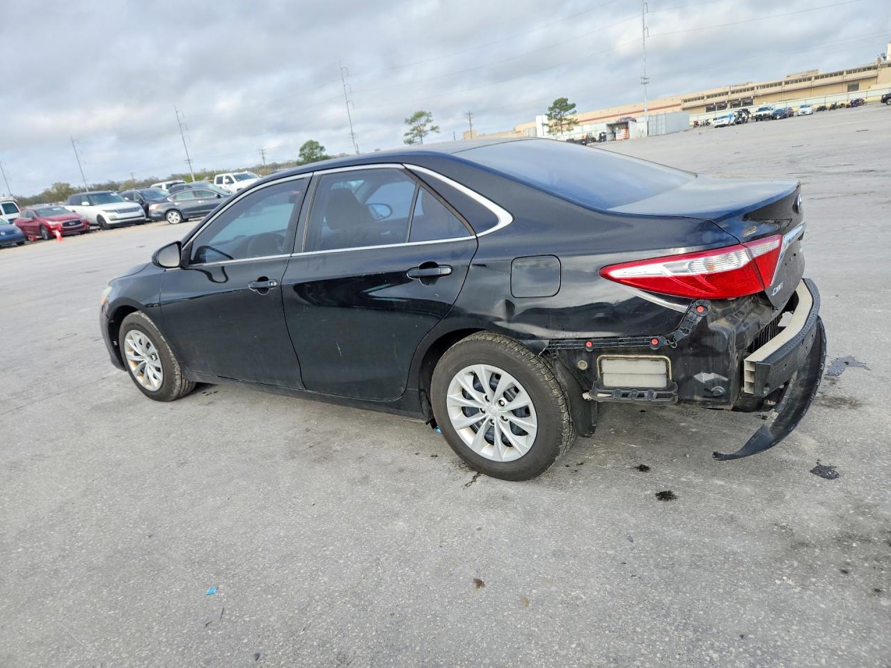 2015 TOYOTA CAMRY LE photo 4