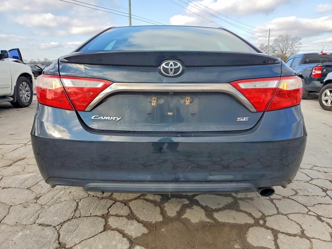 2015 TOYOTA CAMRY SE photo 11