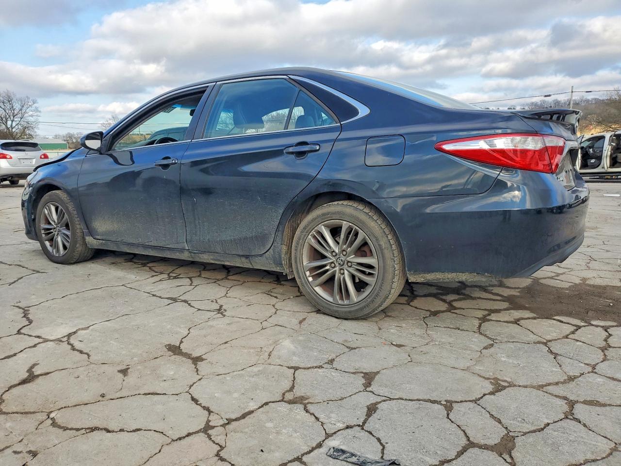 2015 TOYOTA CAMRY SE photo 3