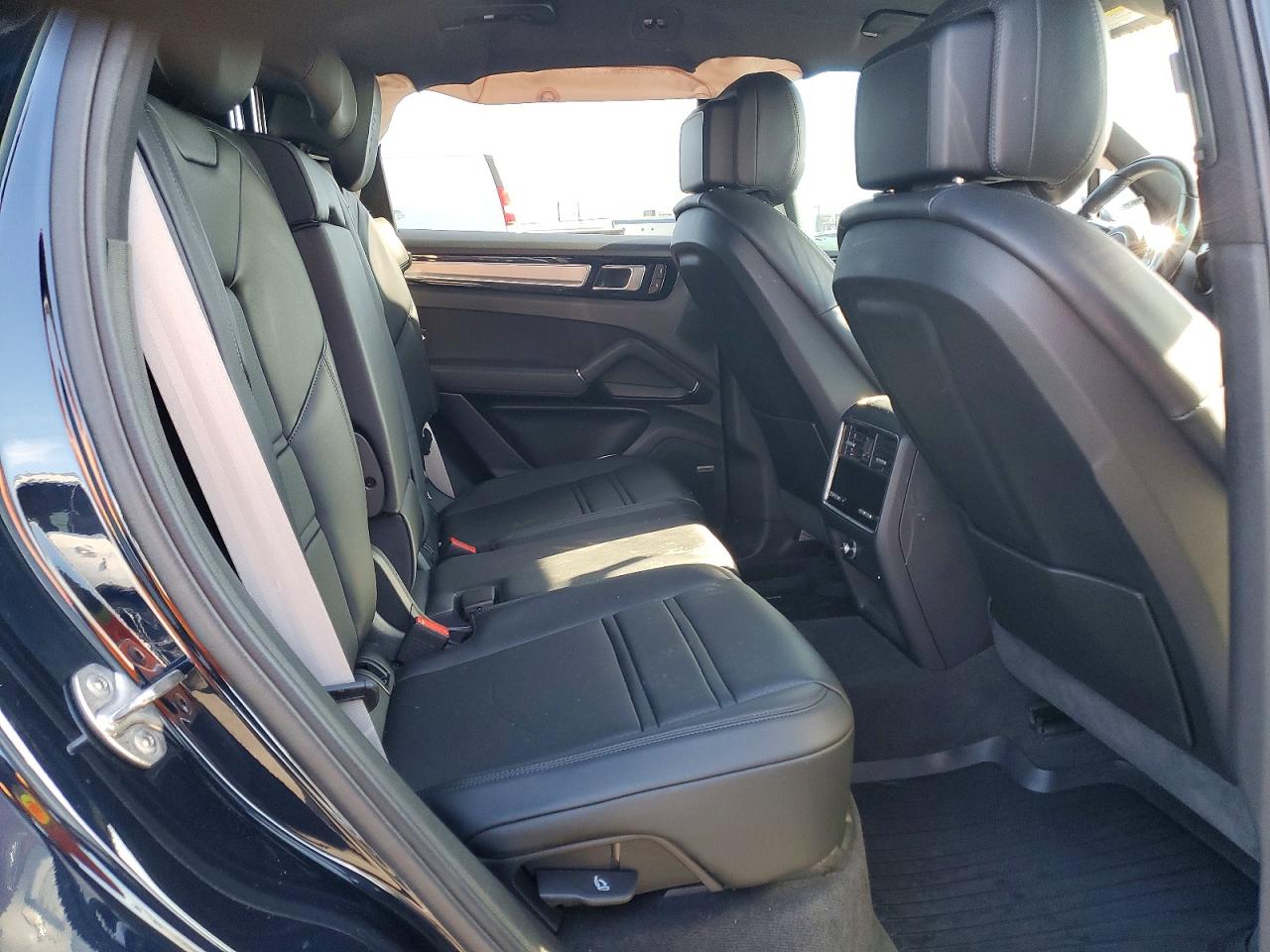 2022 PORSCHE CAYENNE photo 11