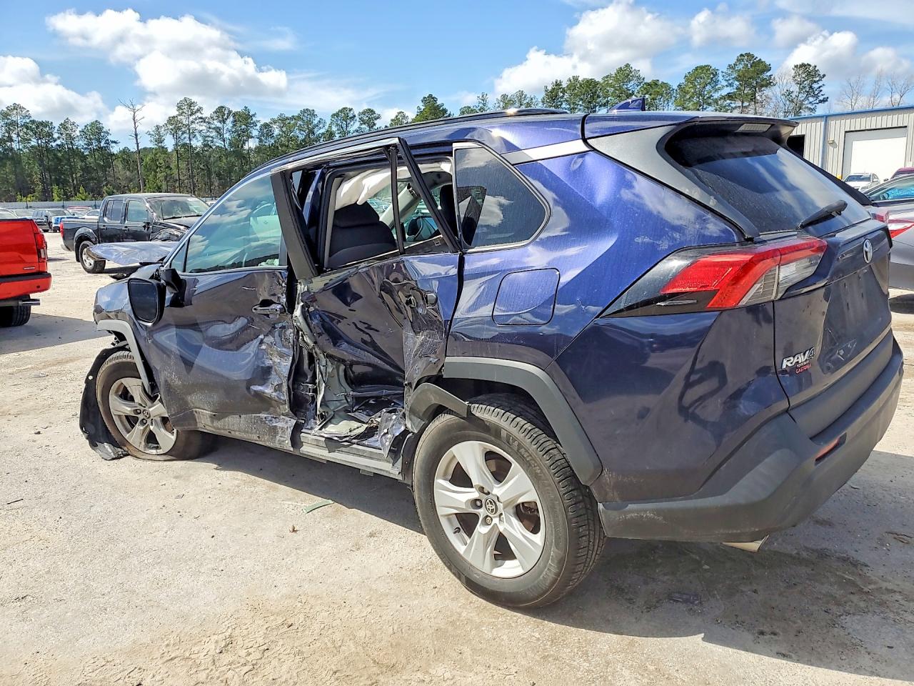 2021 TOYOTA RAV4 XLE photo 3