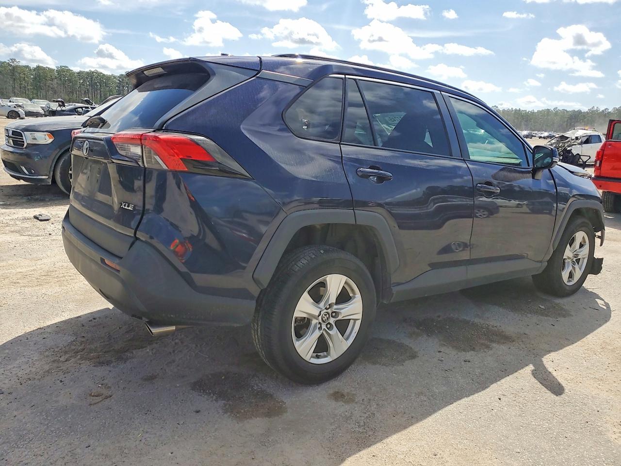 2021 TOYOTA RAV4 XLE photo 5