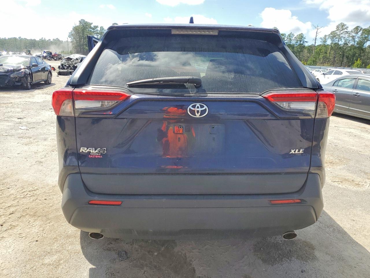 2021 TOYOTA RAV4 XLE photo 11