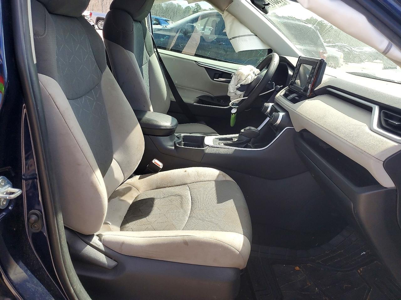 2021 TOYOTA RAV4 XLE photo 13