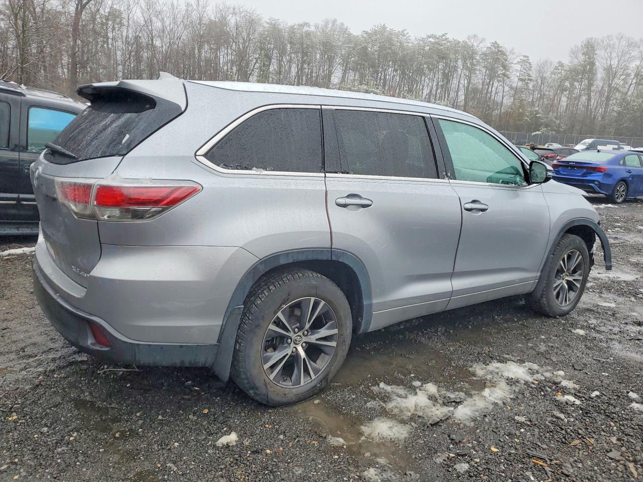 2016 TOYOTA HIGHLANDER XLE photo 3