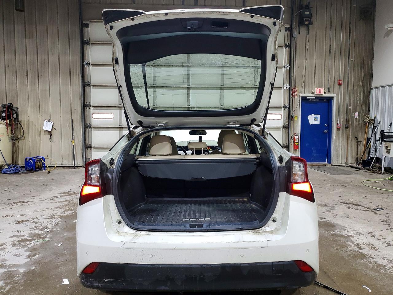 2019 TOYOTA PRIUS XLE AWD-E photo 11