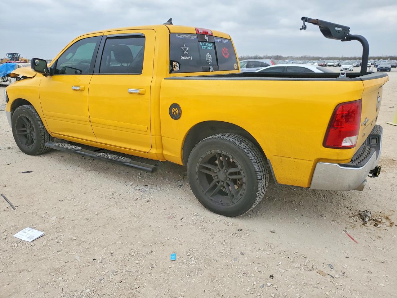 2016 RAM 1500 SLT photo 2