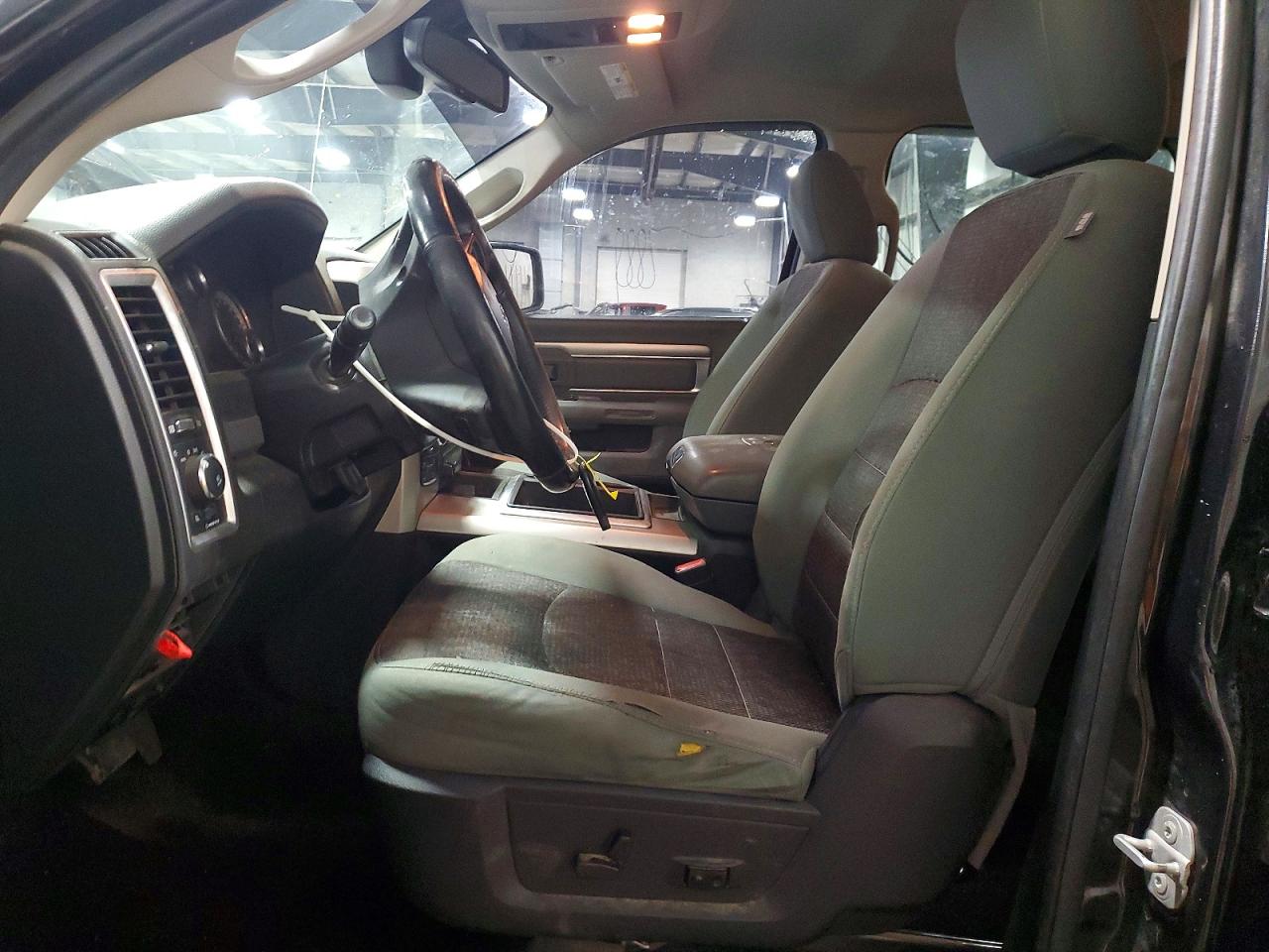 2015 RAM 1500 SLT photo 13