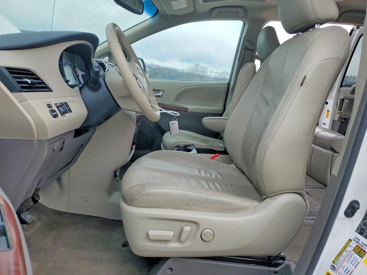 2013 TOYOTA SIENNA XLE 7-PASSENGER photo 7