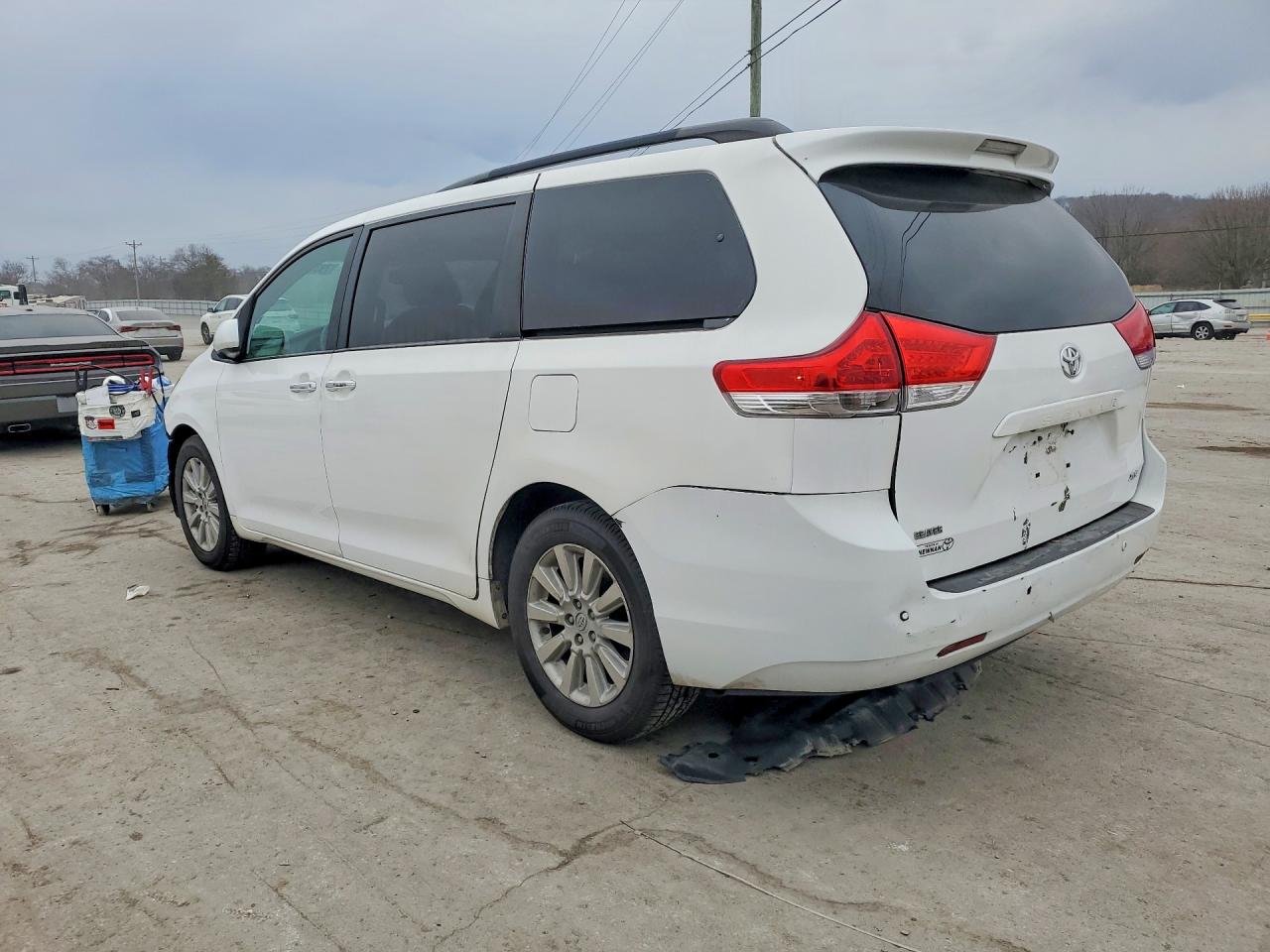 2013 TOYOTA SIENNA XLE 7-PASSENGER photo 2