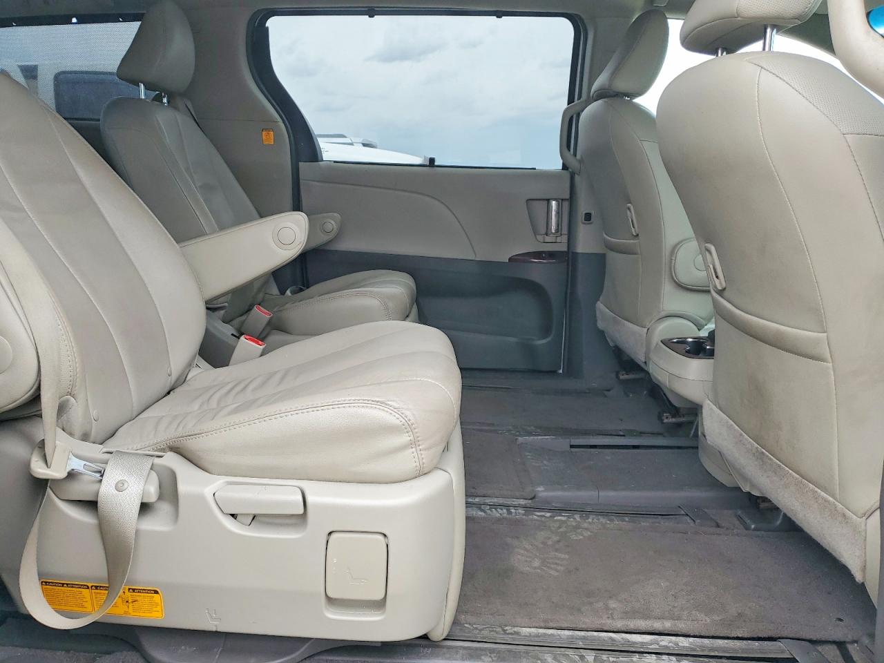 2013 TOYOTA SIENNA XLE 7-PASSENGER photo 11
