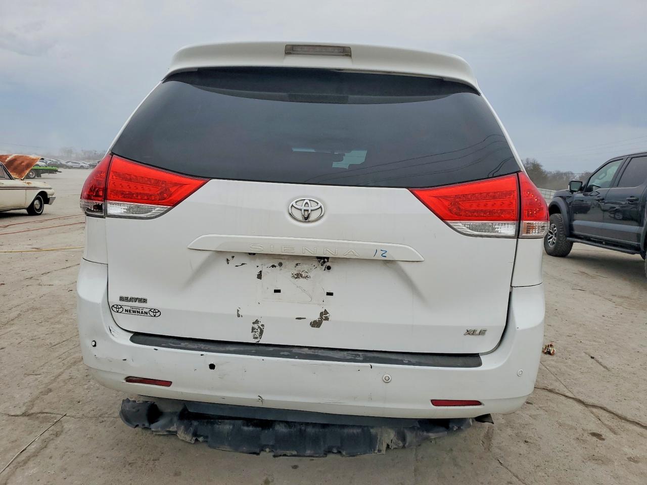 2013 TOYOTA SIENNA XLE 7-PASSENGER photo 6