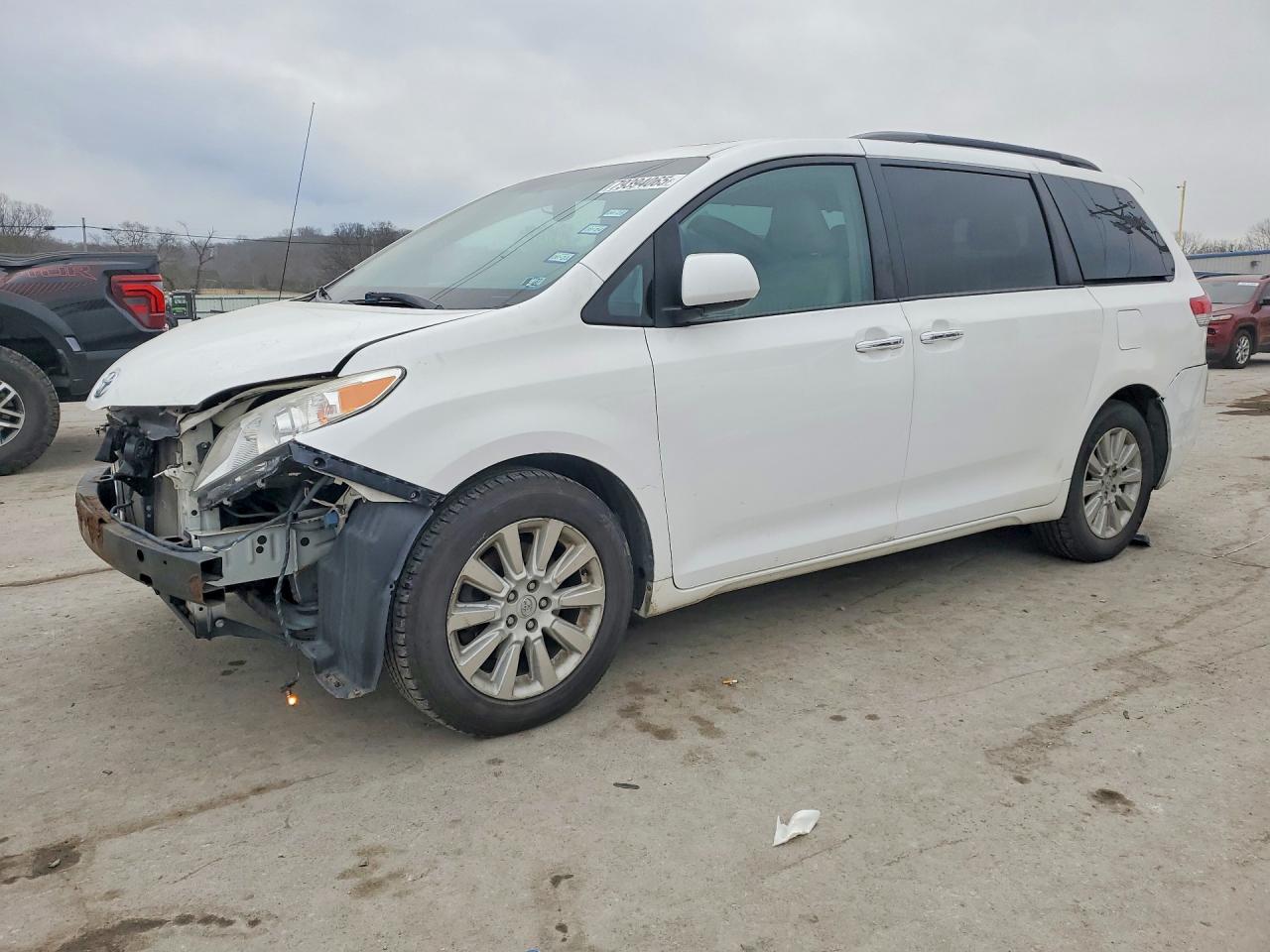 2013 TOYOTA SIENNA