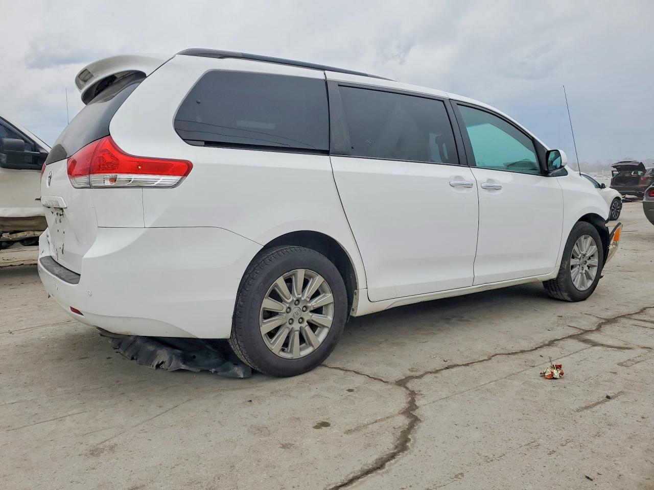 2013 TOYOTA SIENNA XLE 7-PASSENGER photo 3