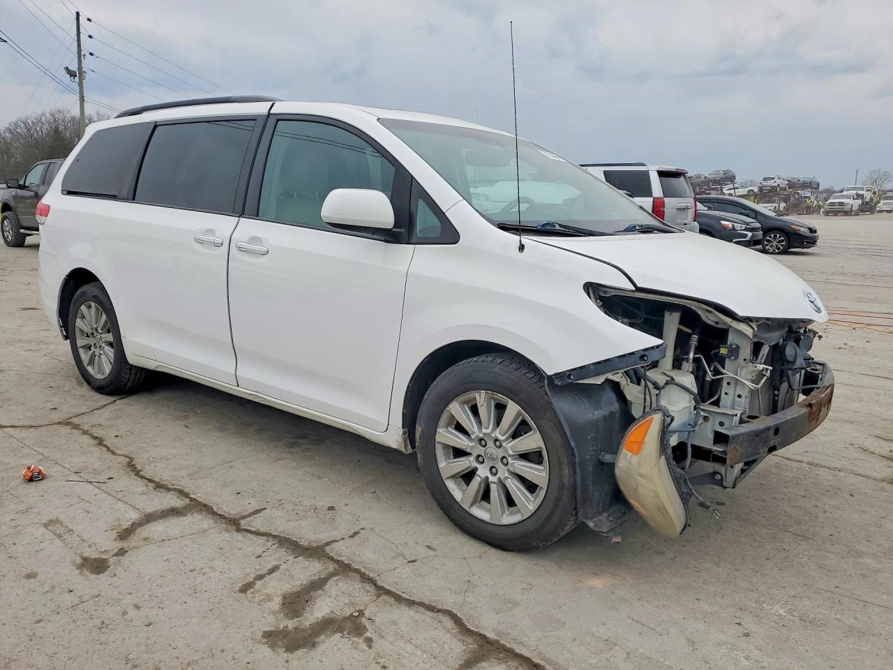 2013 TOYOTA SIENNA XLE 7-PASSENGER photo 4