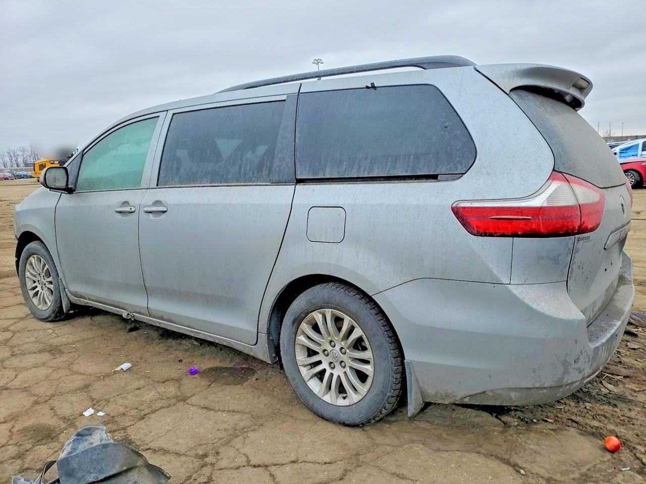 2016 TOYOTA SIENNA XLE 8-PASSENGER photo 3