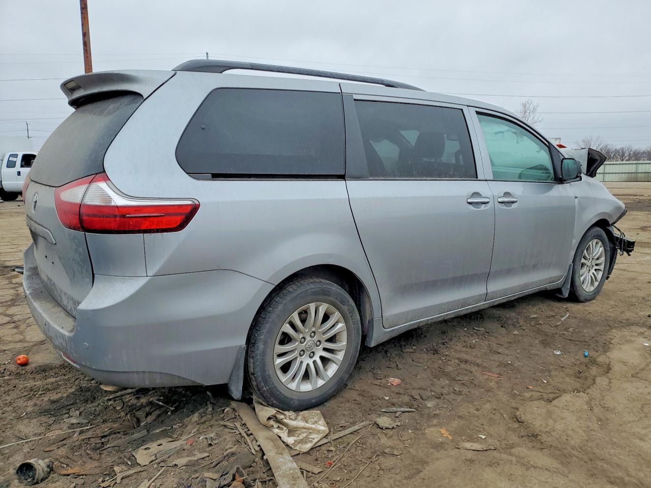 2016 TOYOTA SIENNA XLE 8-PASSENGER photo 5