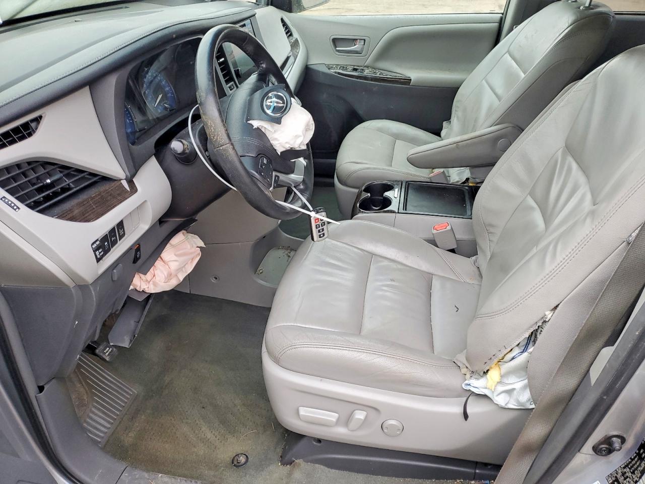 2016 TOYOTA SIENNA XLE 8-PASSENGER photo 13