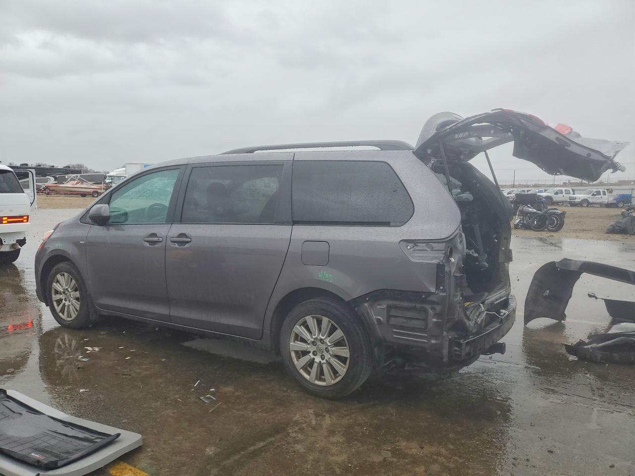 2017 TOYOTA SIENNA LE 7-PASSENGER photo 2