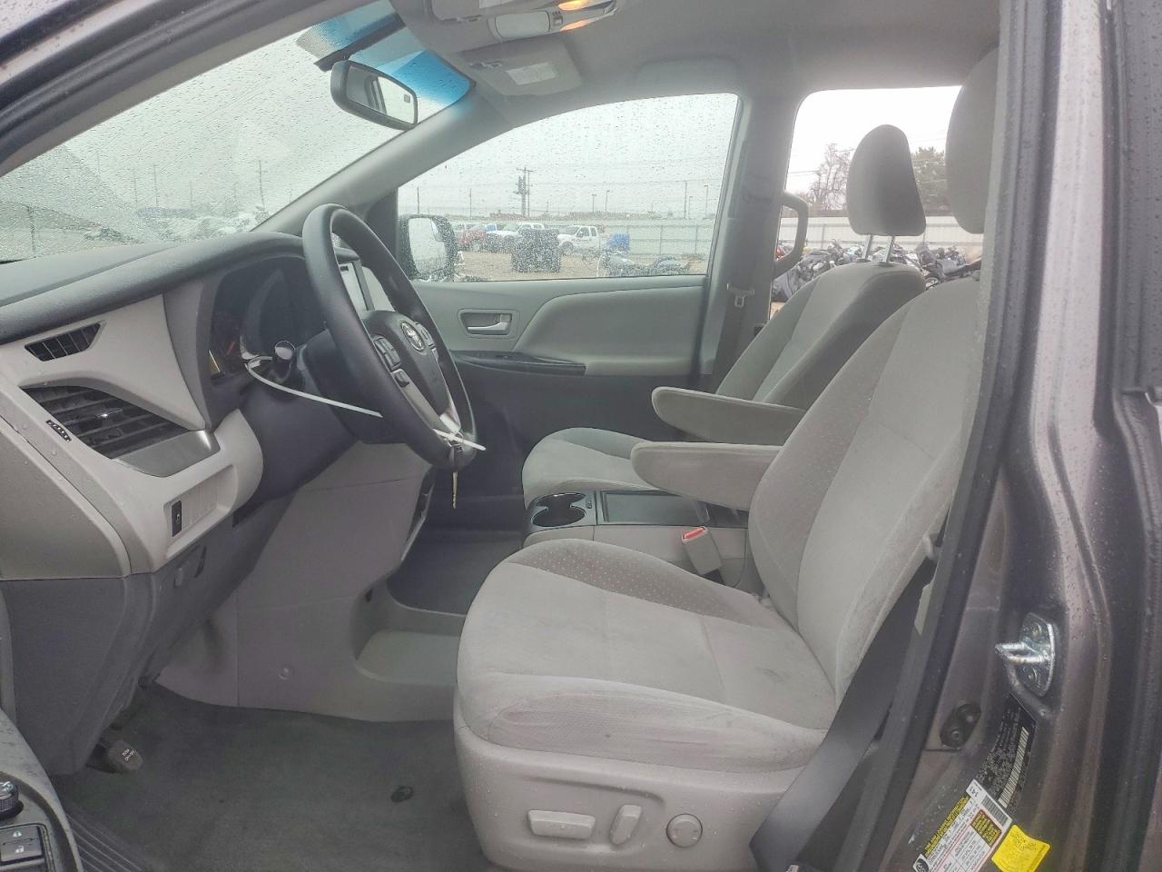 2017 TOYOTA SIENNA LE 7-PASSENGER photo 7