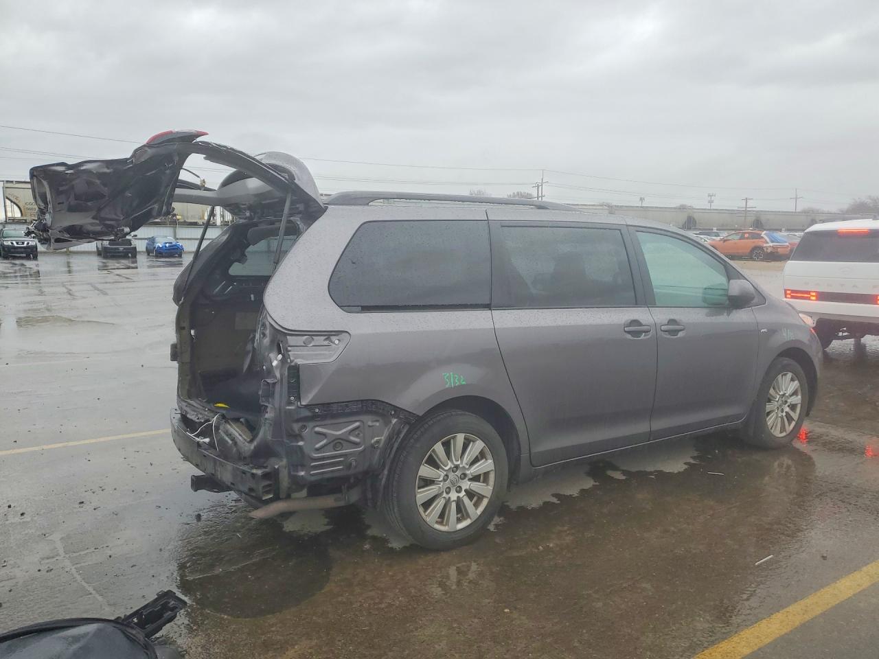 2017 TOYOTA SIENNA LE 7-PASSENGER photo 3