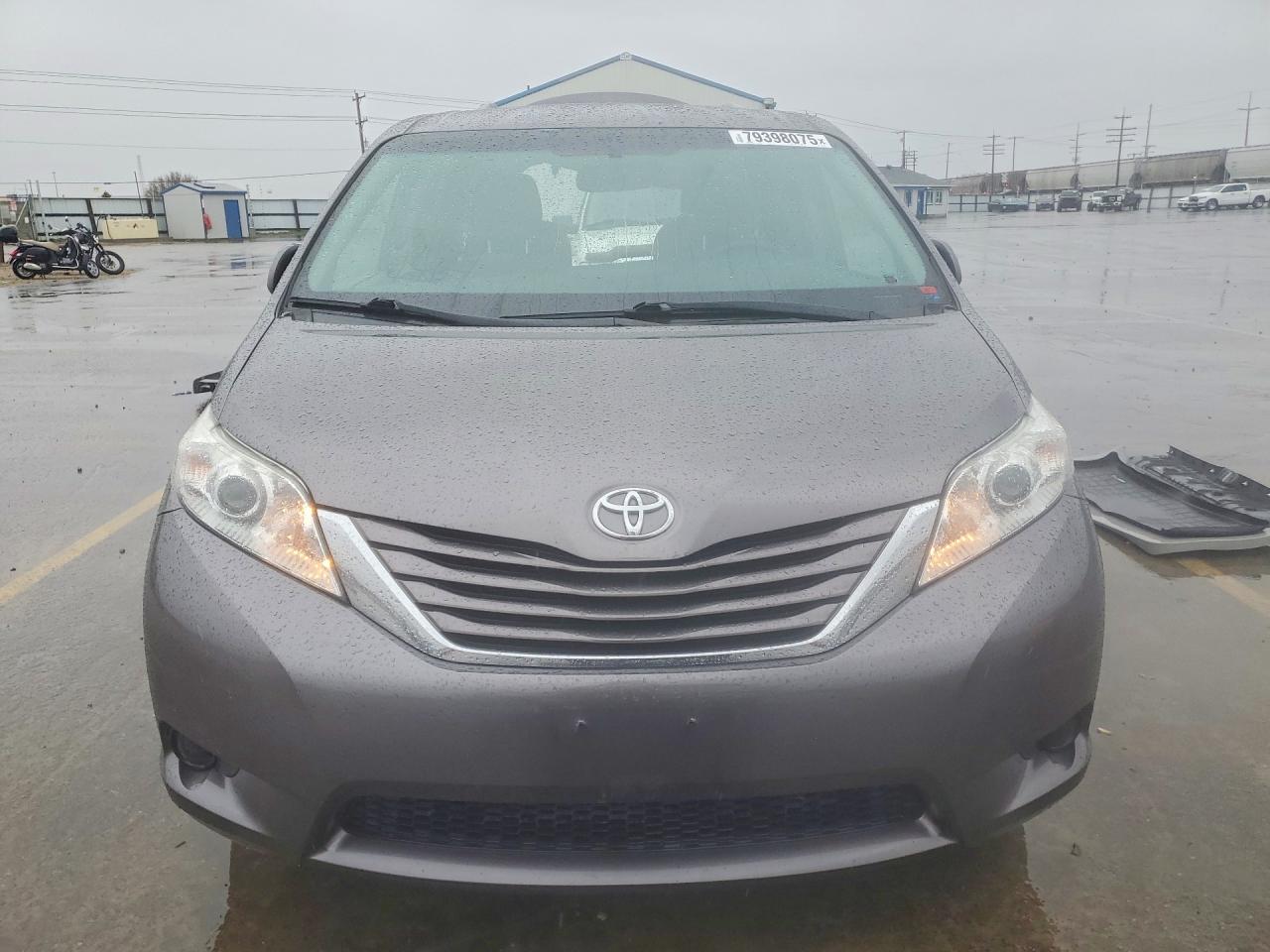 2017 TOYOTA SIENNA LE 7-PASSENGER photo 5