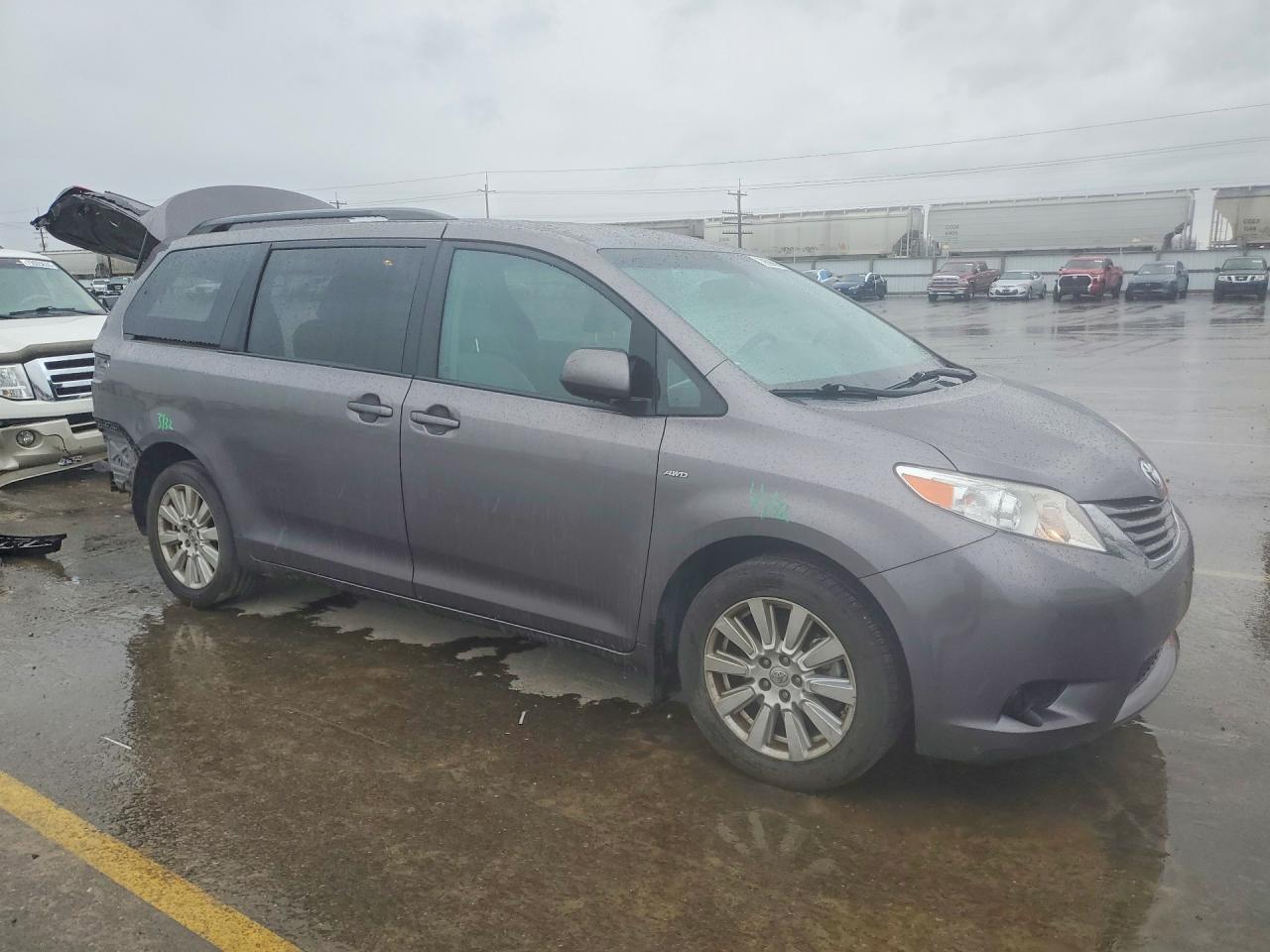 2017 TOYOTA SIENNA LE 7-PASSENGER photo 4