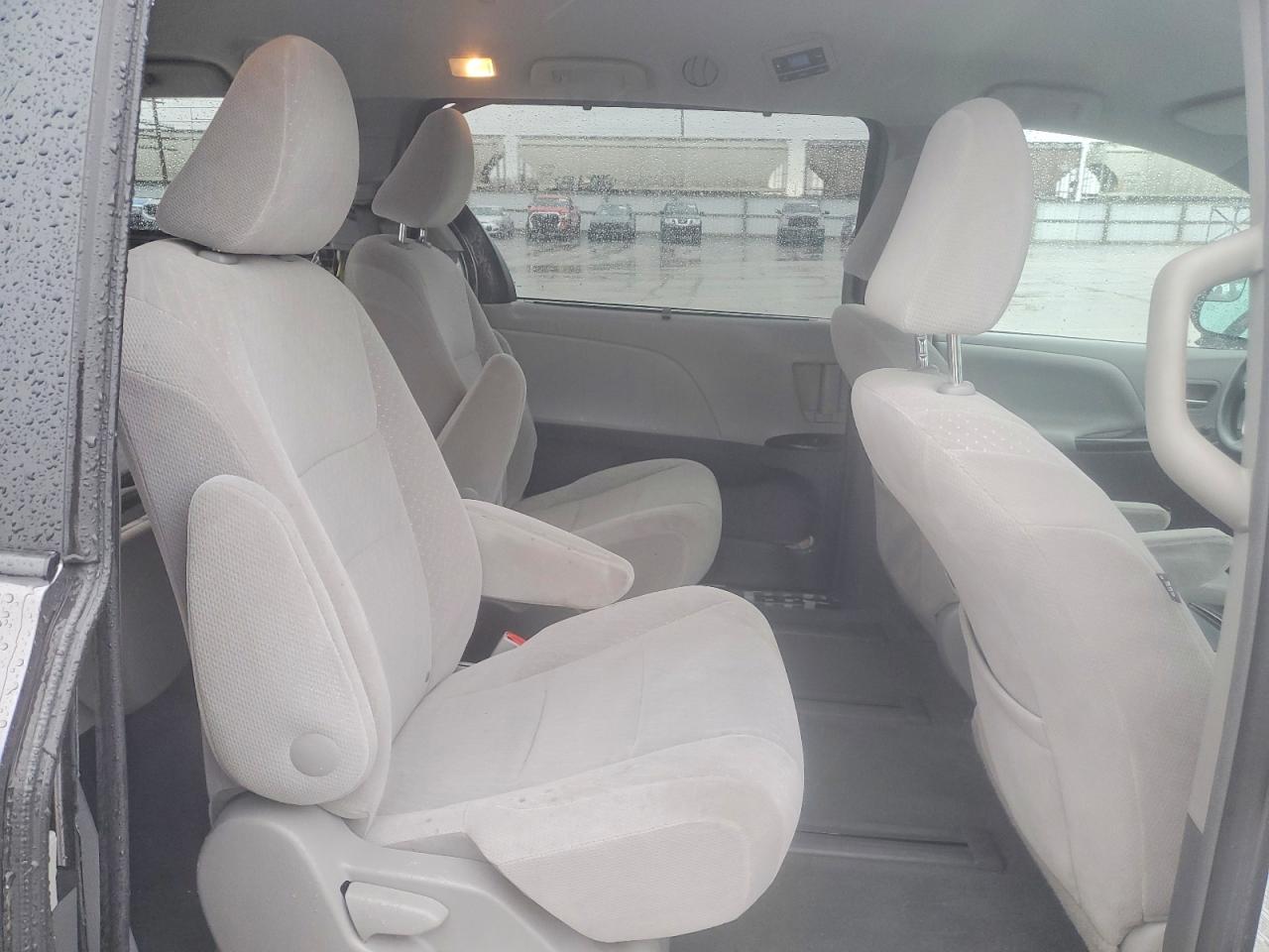 2017 TOYOTA SIENNA LE 7-PASSENGER photo 11