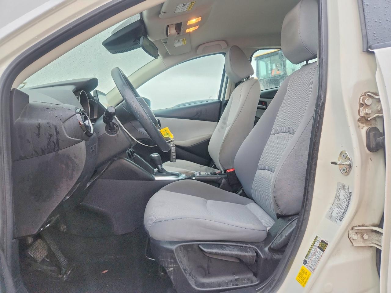 2019 TOYOTA YARIS LE photo 19