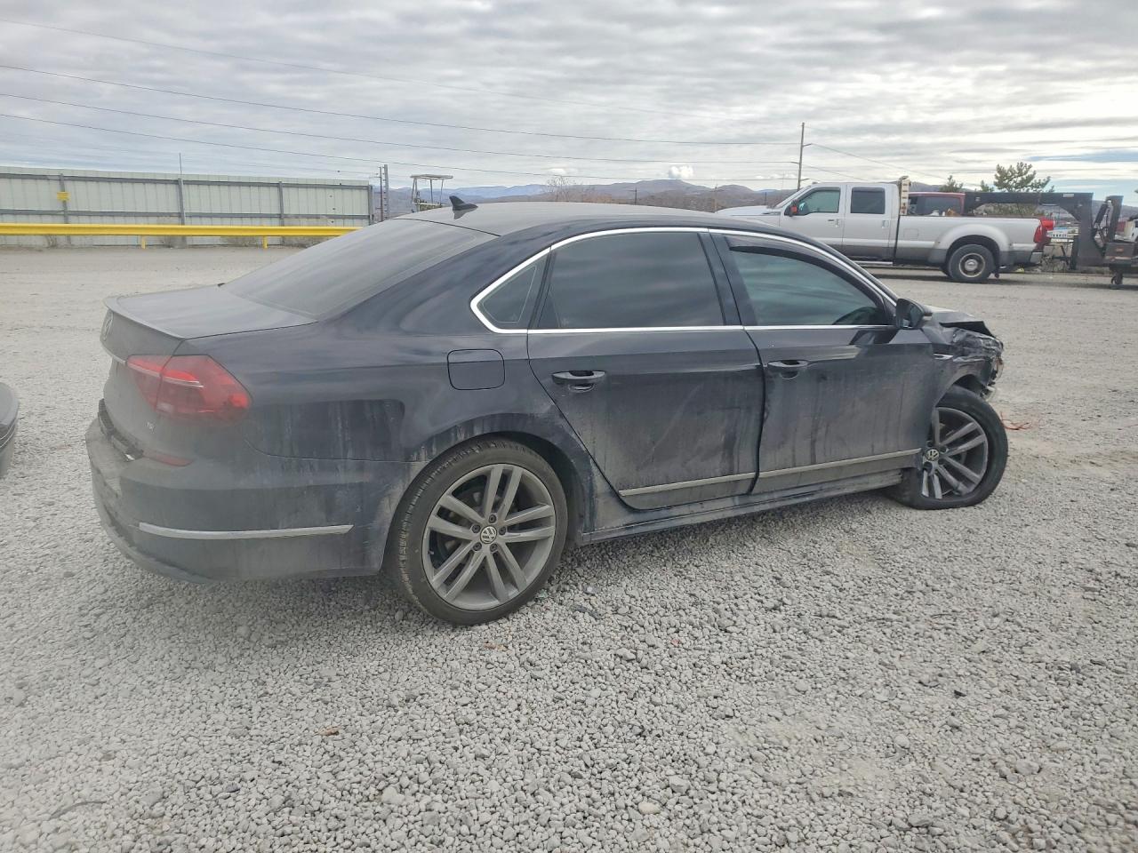 2017 VOLKSWAGEN PASSAT R-LINE photo 5