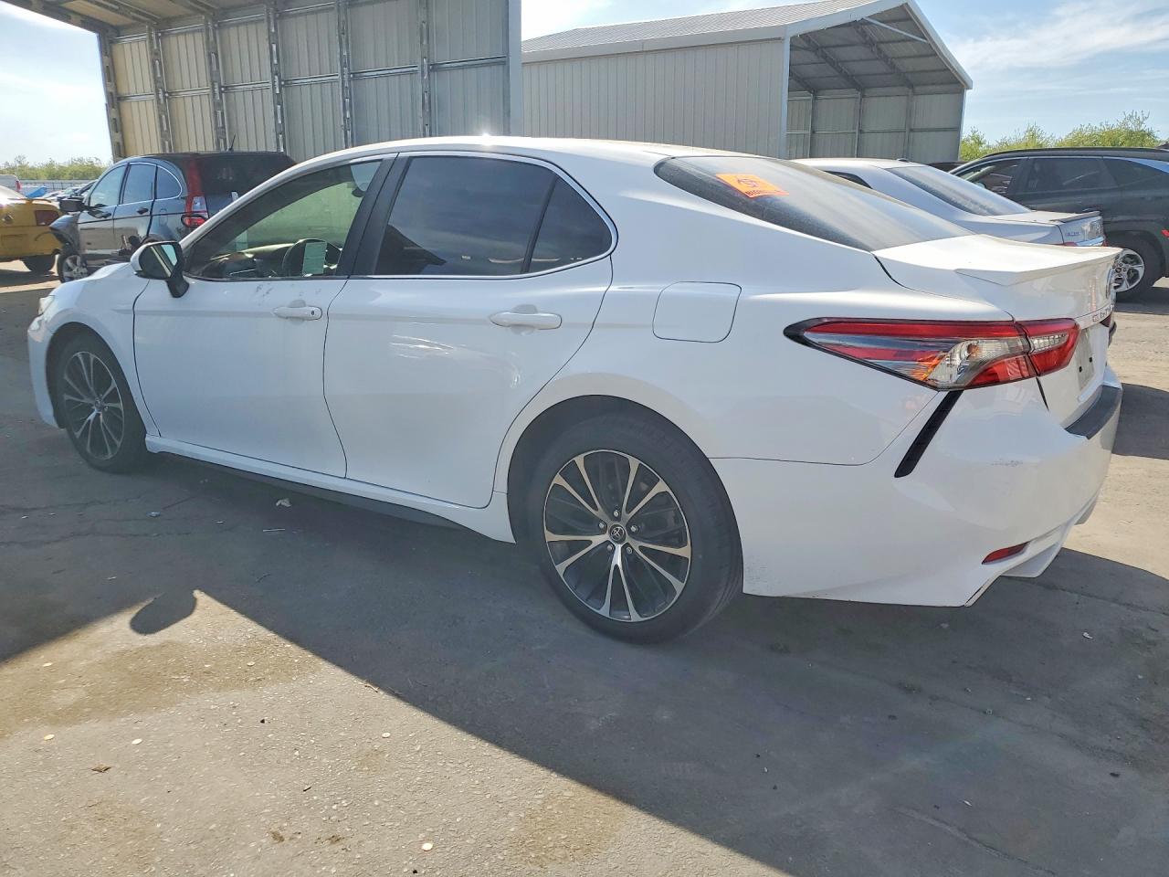 2018 TOYOTA CAMRY SE photo 4