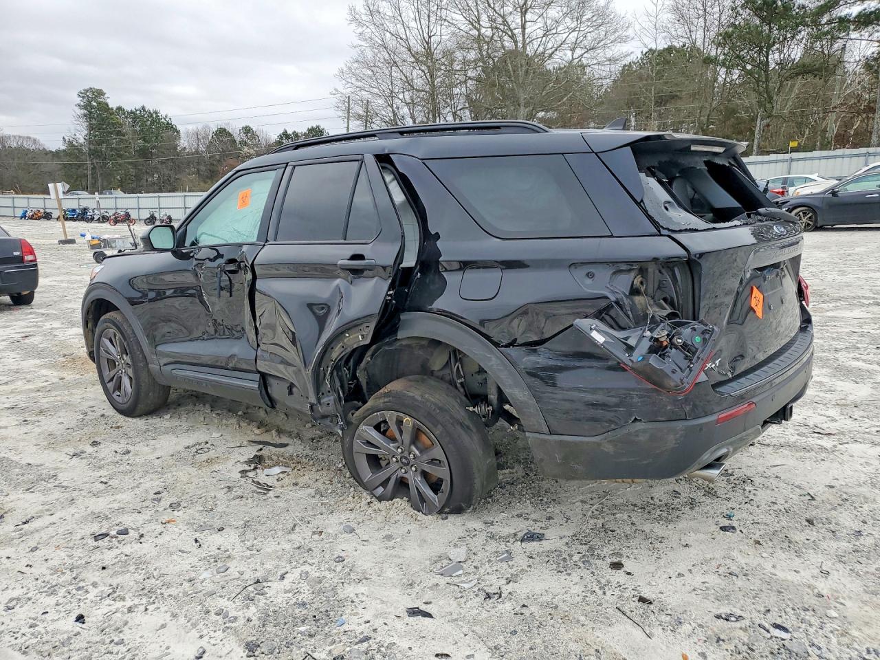 2023 FORD EXPLORER XLT photo 3