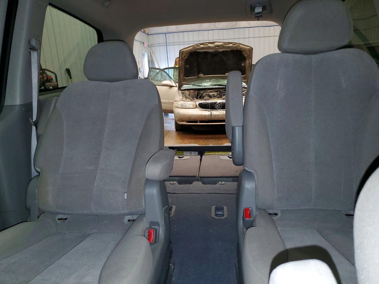 2011 KIA SEDONA LX photo 10