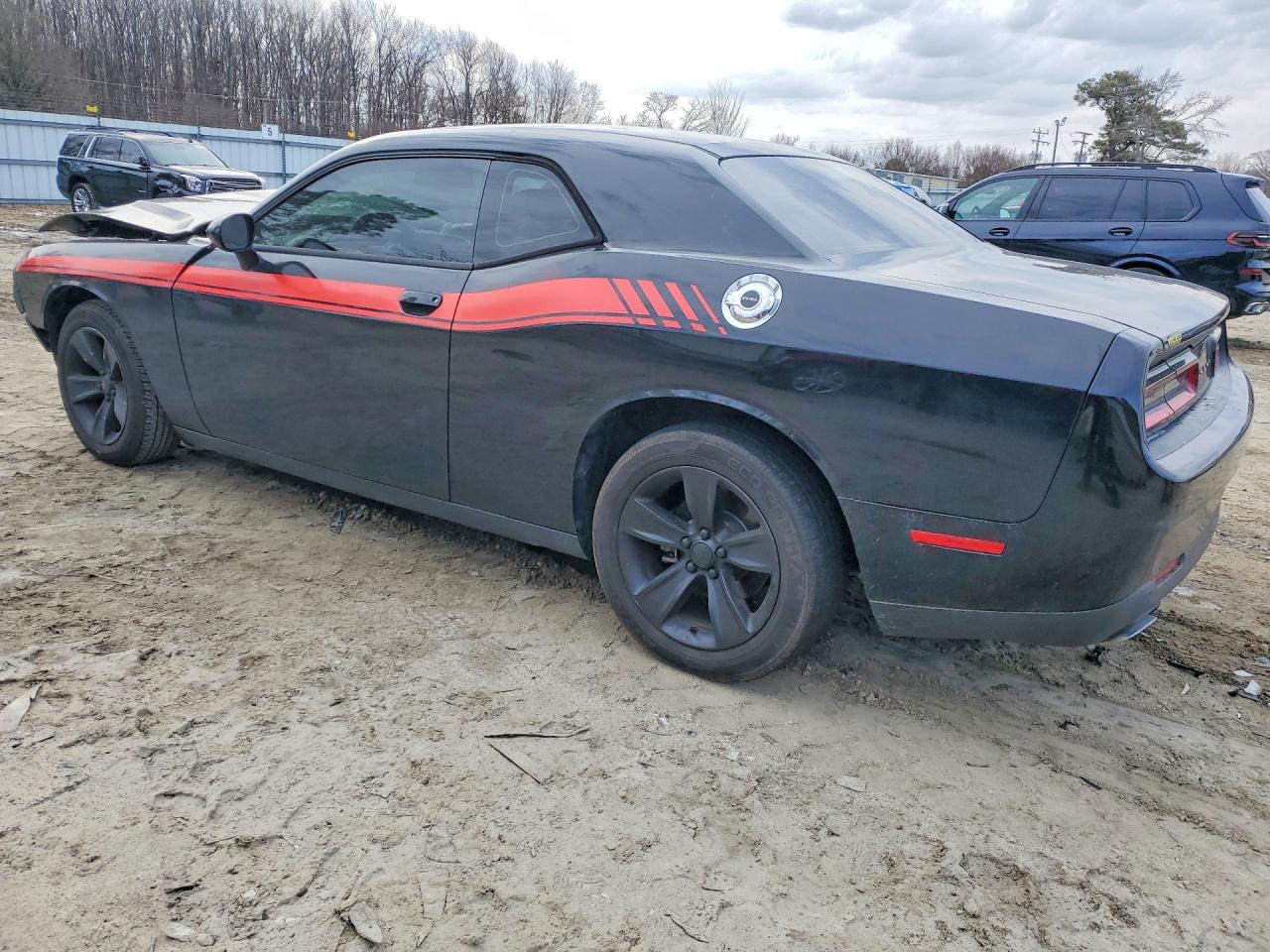 2016 DODGE CHALLENGER SXT photo 2