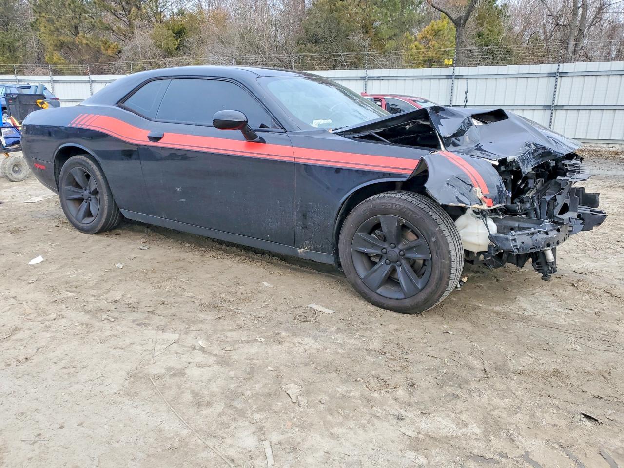 2016 DODGE CHALLENGER SXT photo 4