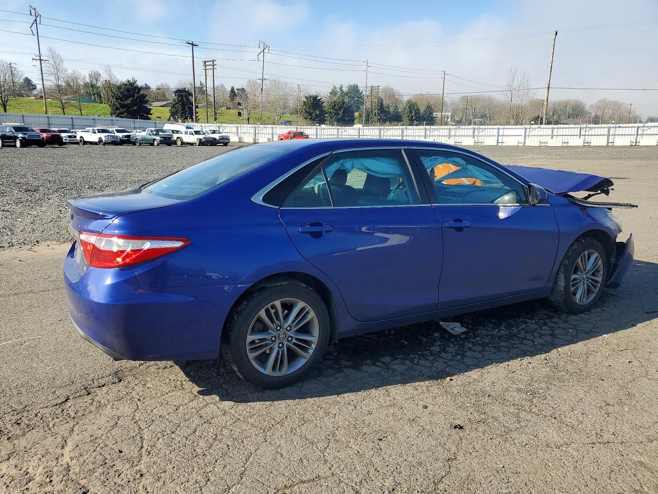 2016 TOYOTA CAMRY SE photo 3