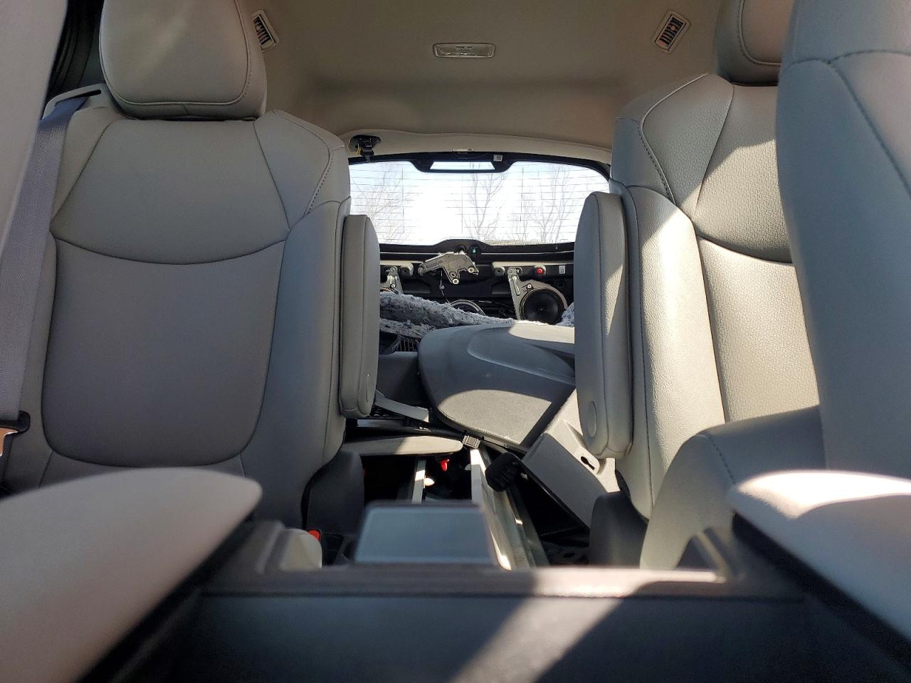 2025 TOYOTA SIENNA XLE 7-PASSENGER photo 10