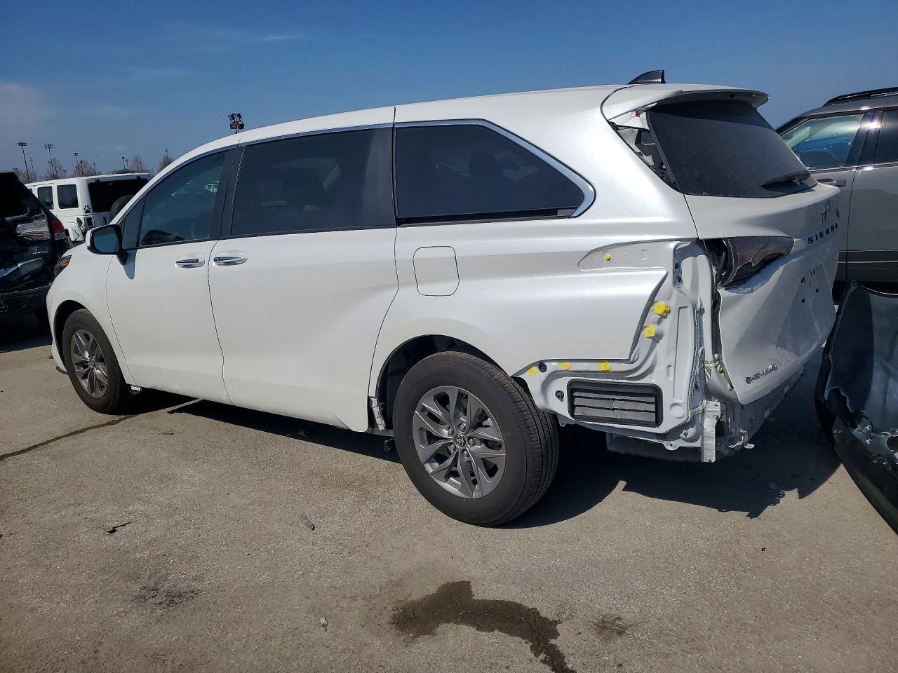 2025 TOYOTA SIENNA XLE 7-PASSENGER photo 2